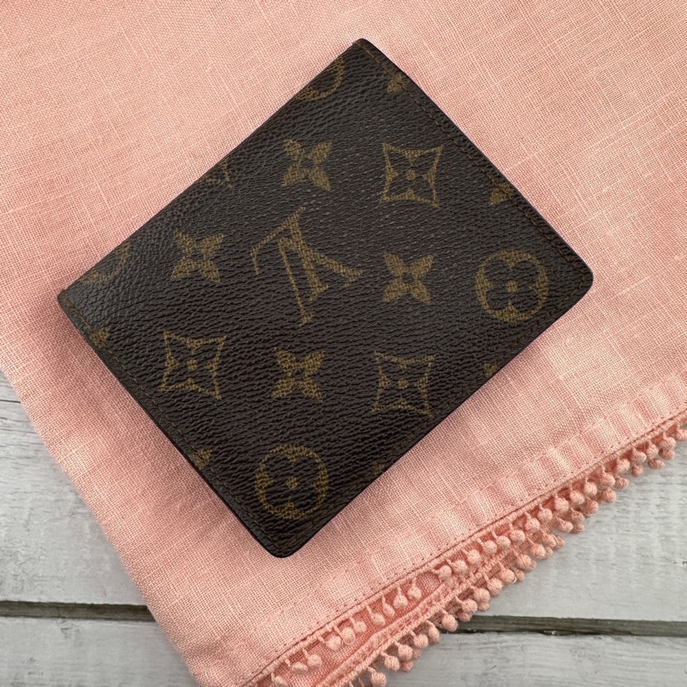 AUTHENTIC Louis Vuitton wallet. Monogram pattern.